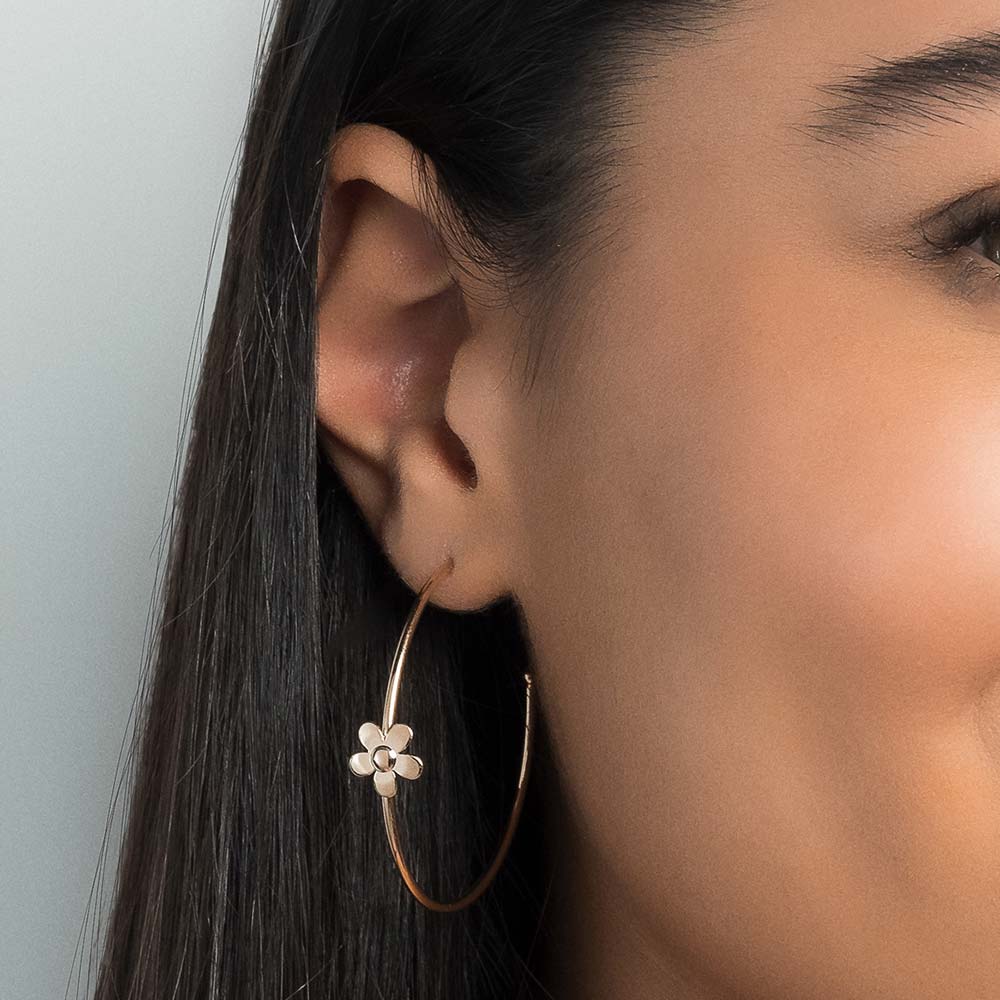 Brinco Meia Argola Flor Rommanel Folheado A Ouro18k 527107 - Imagem 4